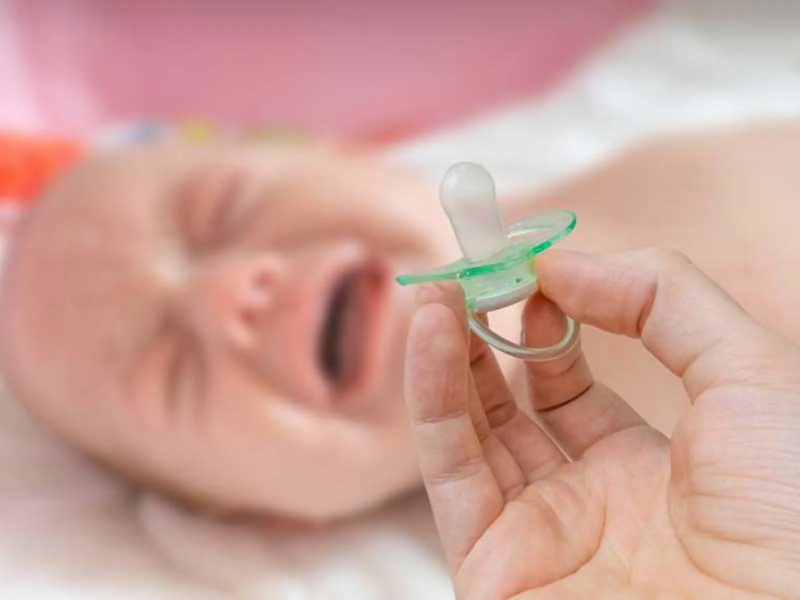 آیا پستانک باعث نفخ نوزاد میشود