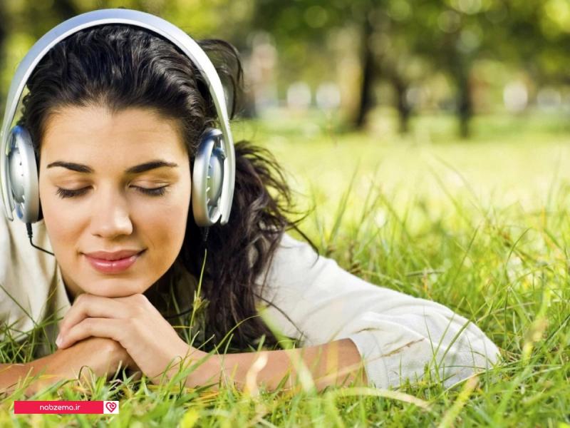 گوش کردن به موسیقی